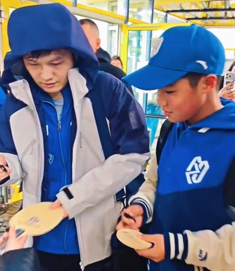 又稳又狠！樊振东狂拿2分赢麻了，赛后蹲地签名超宠粉